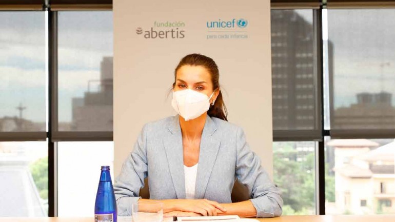 El perfecto look working girl de la reina Letizia con un traje de lino