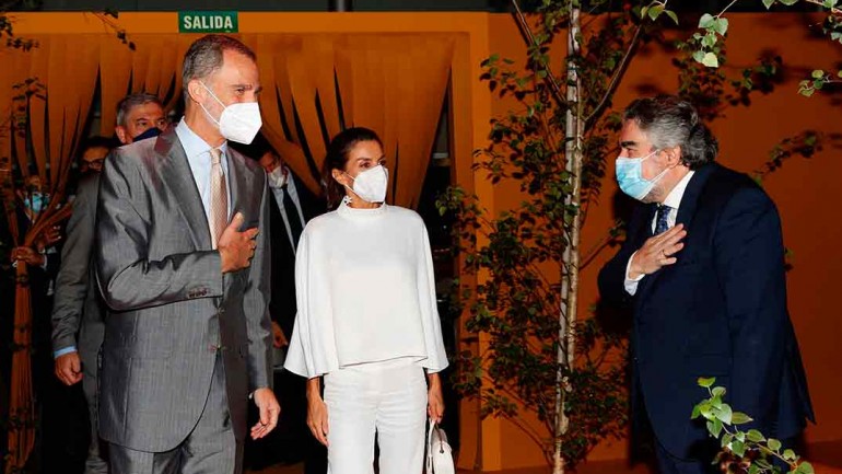 La reina Letizia estrena una blusa capa sostenible en la inauguración de ARCO