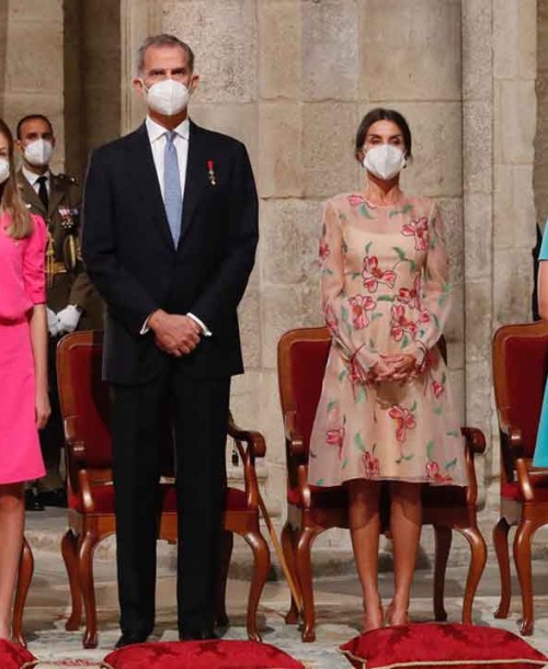 Los looks a juego de la reina Letizia y sus hijas en Santiago
