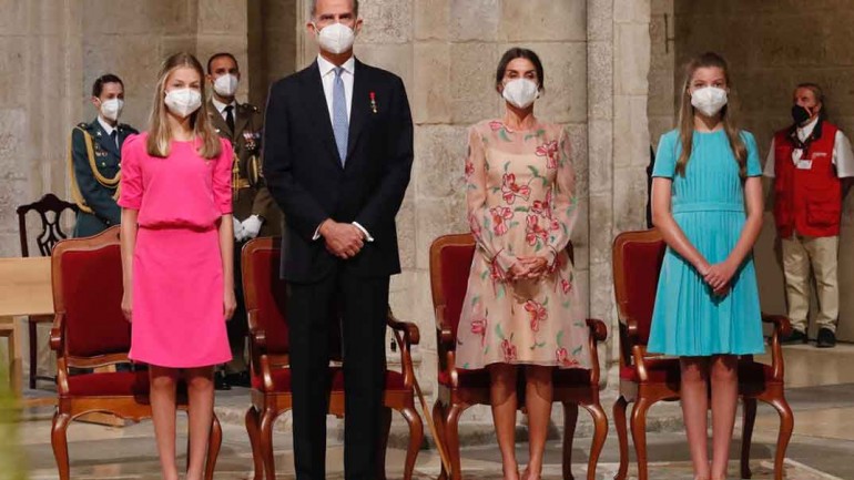 Los looks a juego de la reina Letizia y sus hijas en Santiago
