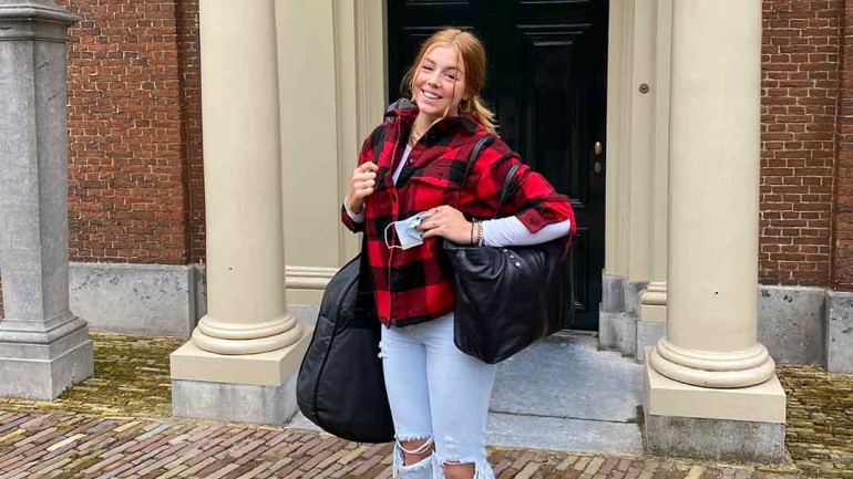 El espontáneo posado de Alexia de Holanda antes de viajar a Gales
