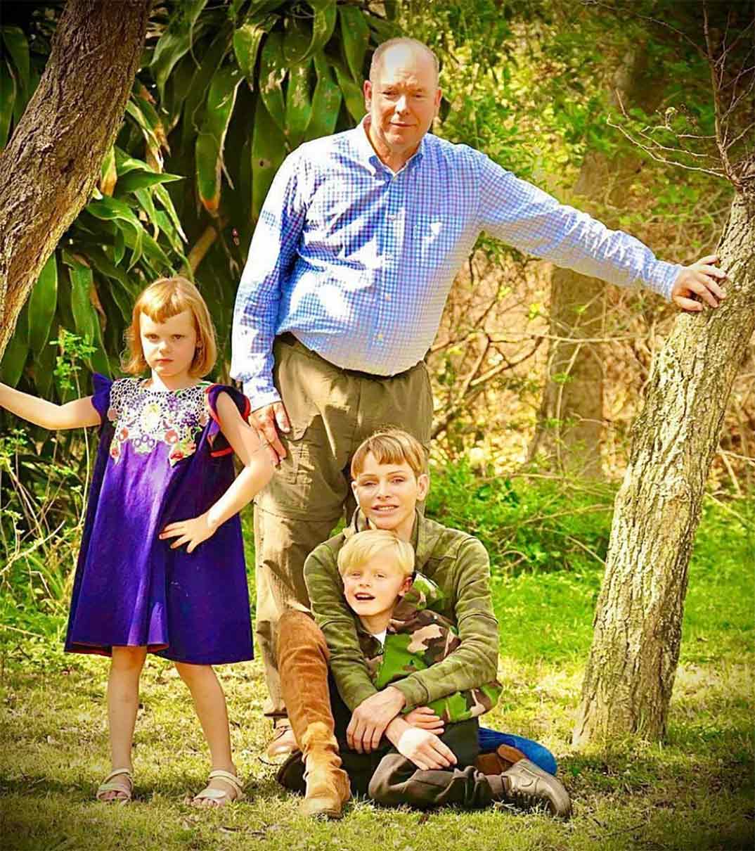 Charlene de Mónaco con el príncipe Alberto y sus hijos Jacques y Gabriella © hshprincesscharlene/Instagram