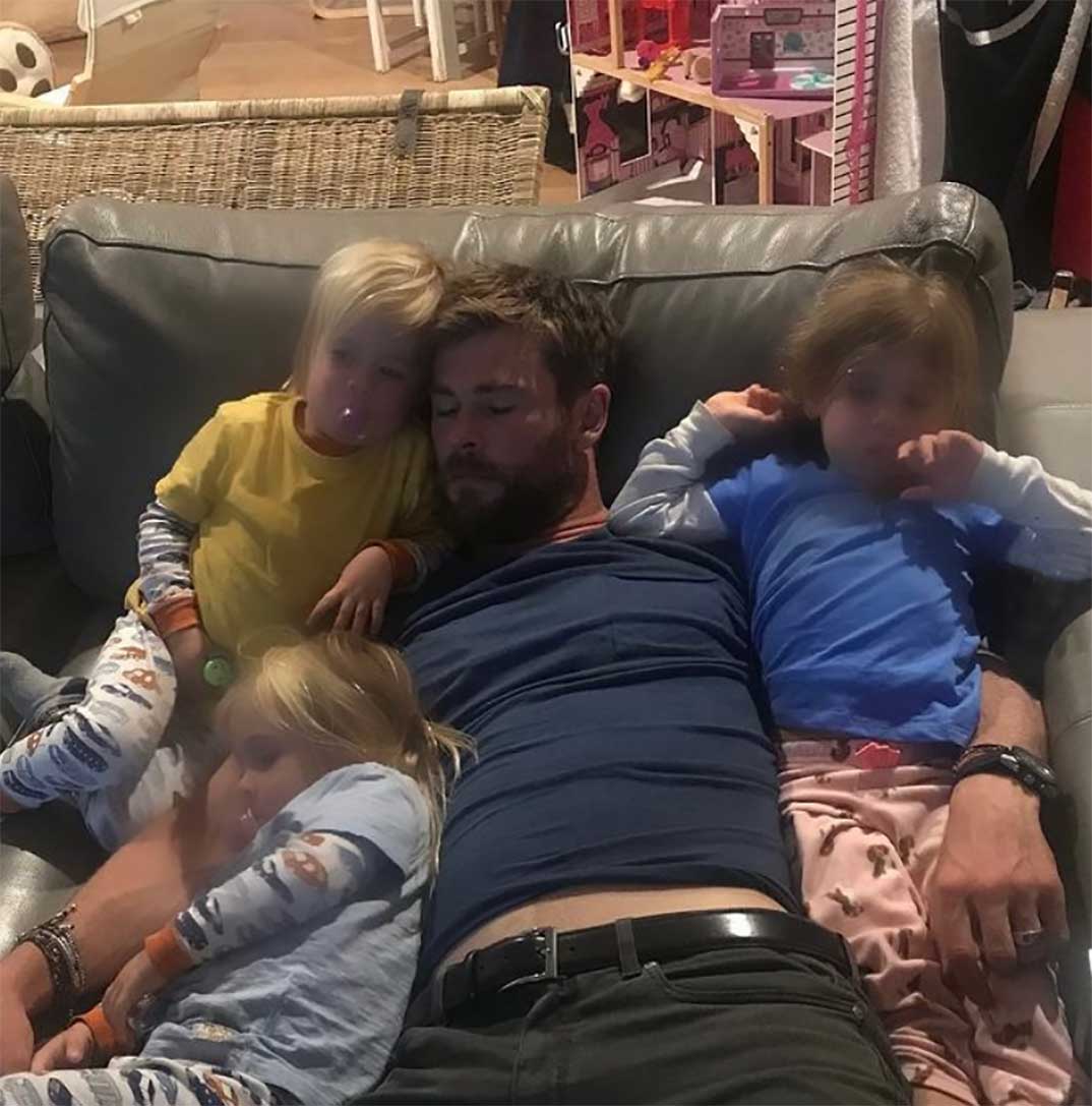 Chris Hemsworth con sus tres hijos © Instagram