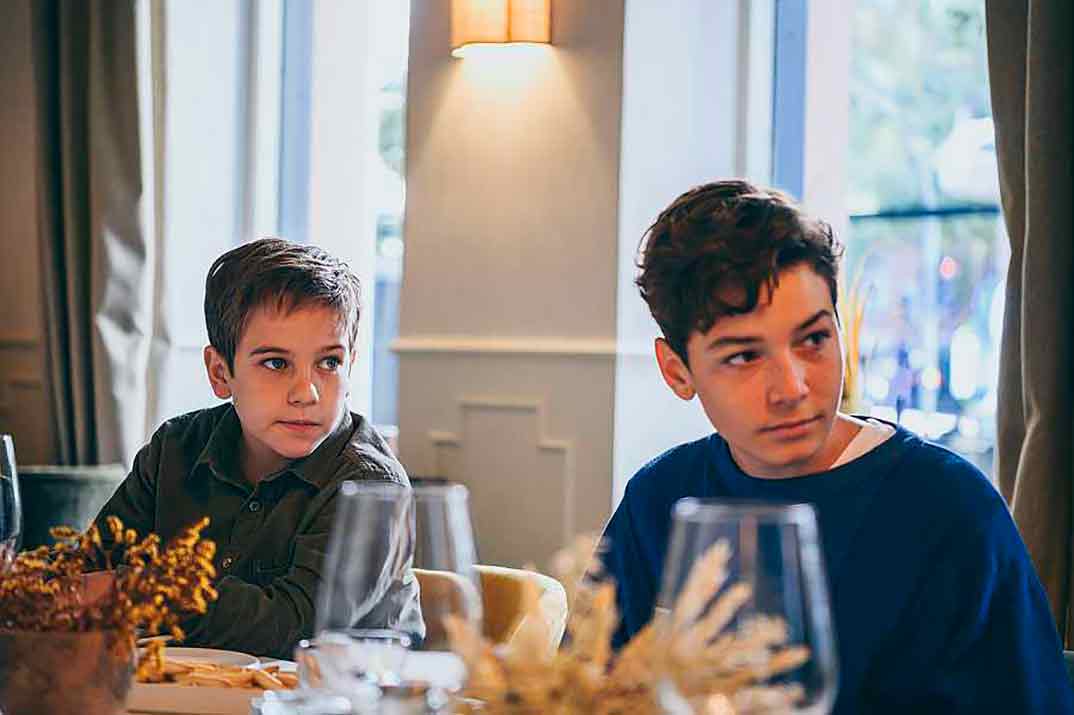 Javier Lorenzo (Oriol) y Víctor Garrido (Santi) - Cuéntame cómo pasó © RTVE