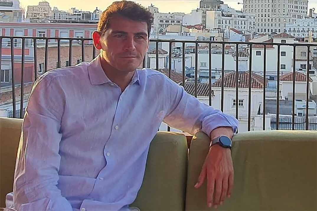 Iker Casillas se une a los voluntarios en las labores de extinción del incendio de Ávila