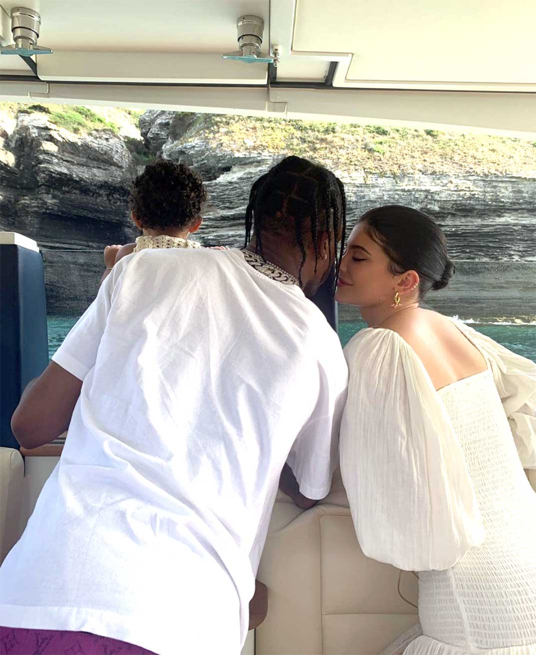 Kylie Jenner y Travis Scott con su hija Stormi © Instagram