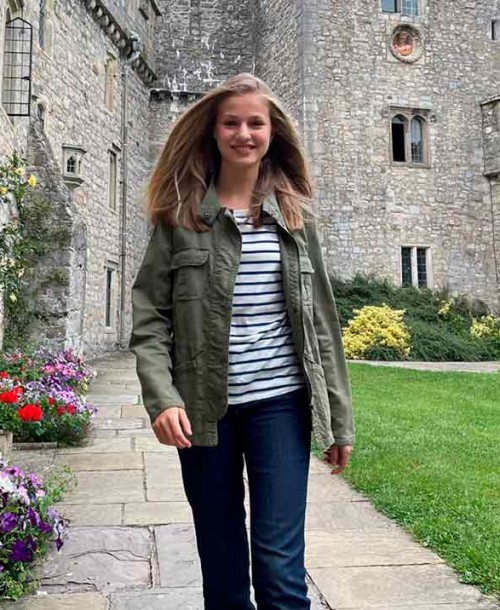 Primeras fotos de la princesa Leonor, muy sonriente, en el internado de Gales