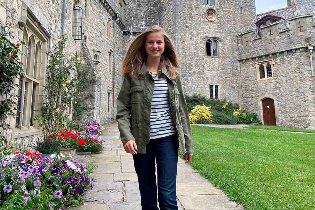 Primeras fotos de la princesa Leonor, muy sonriente, en el internado de Gales