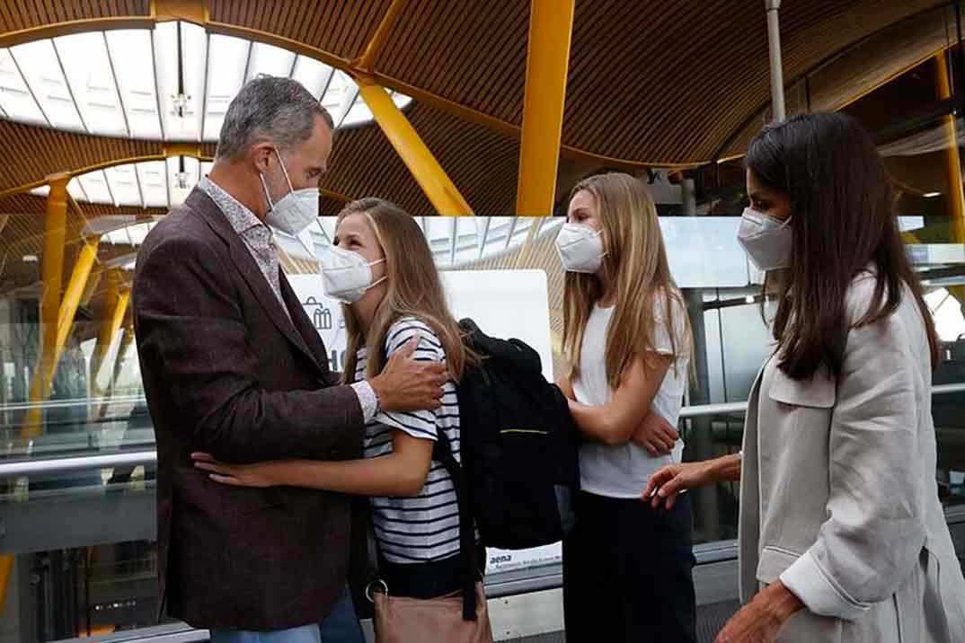 Los reyes Felipe y Letizia con la infanta Sofía despiden a la princesa Leonor © Casa S.M. El ReyLos reyes Felipe y Letizia con la infanta Sofía despiden a la princesa Leonor © Casa S.M. El Rey