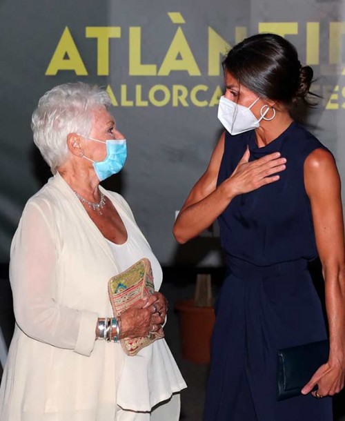 La reina Letizia presume de piernas en su primera aparición en Mallorca