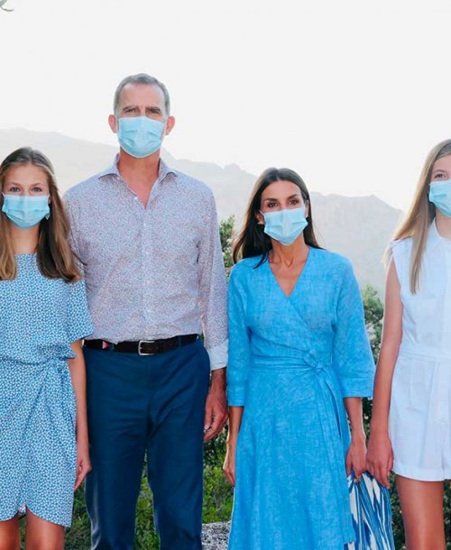 Los estilismos de la reina Letizia y sus hijas en su primera aparición en Mallorca