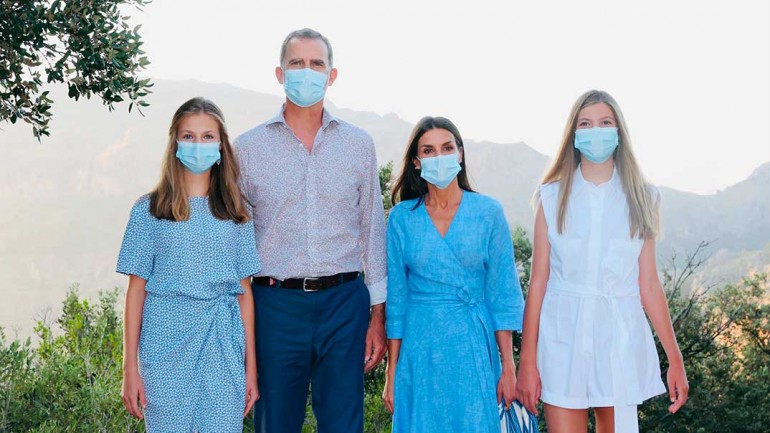Los estilismos de la reina Letizia y sus hijas en su primera aparición en Mallorca