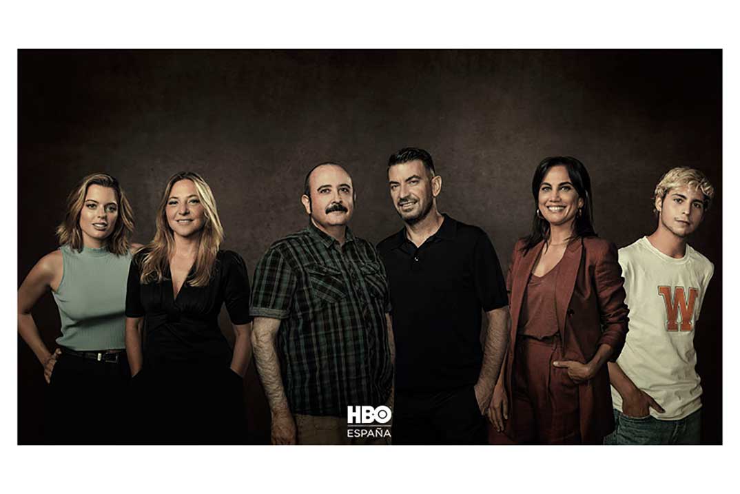 Arturo Valls, Carlos Areces, Pilar Castro, Adriana Torrebejano, Toni Acosta y Omar Banana - Sin novedad © HBO