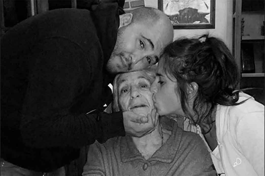 Kiko Rivera y Anabel Pantoja con su abuela © Instagram