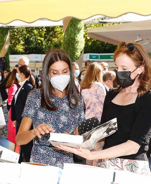 La reina Letizia inaugura la Feria del Libro con un vestido de estampado ‘fantasía’