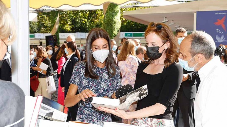 La reina Letizia inaugura la Feria del Libro con un vestido de estampado ‘fantasía’