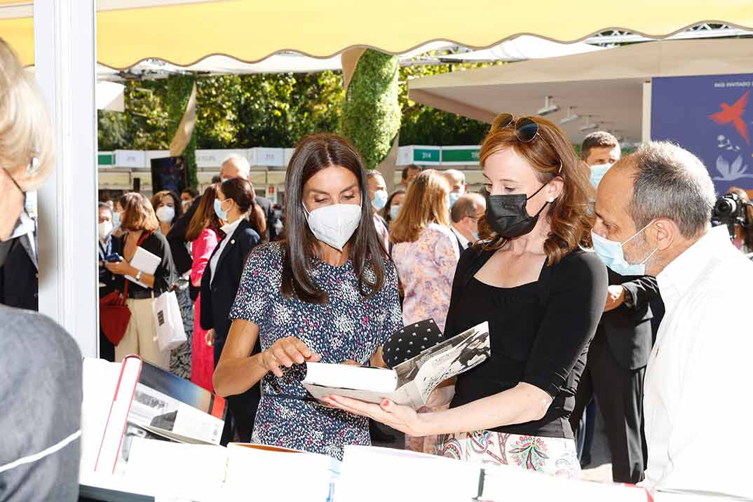 La reina Letizia inaugura la Feria del Libro con un vestido de estampado ‘fantasía’