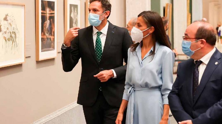 El vestido camisero perfecto para los días de entretiempo de la reina Letizia