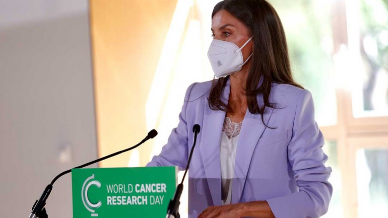 Doña Letizia apuesta por el working girl con un traje lila y top lencero