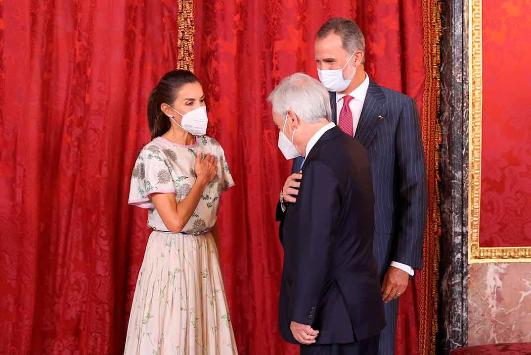La reina Letizia abre el armario de doña Sofía para reciclar un vestido que estrenó hace 40 años
