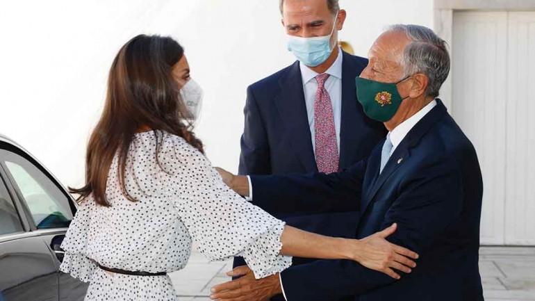 La reina Letizia recupera el vestido de lunares de Emporio Armani