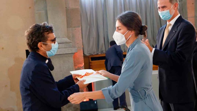 La reina Letizia se viste de Adolfo Domínguez para entregar un premio al diseñador