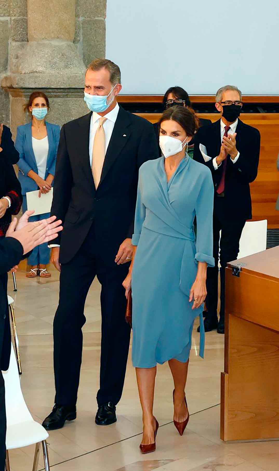 La reina Letizia se viste Adolfo Domínguez para entregar un premio al diseñador - magazinespain.com