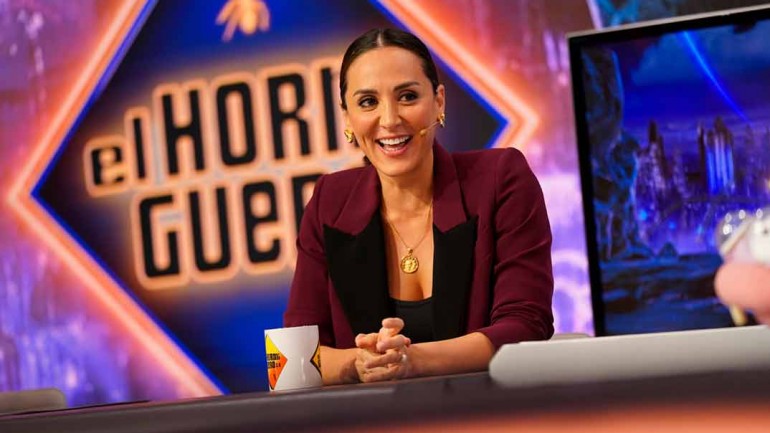 Tamara Falcó regresa a la televisión con un traje perfecto para ir a la oficina