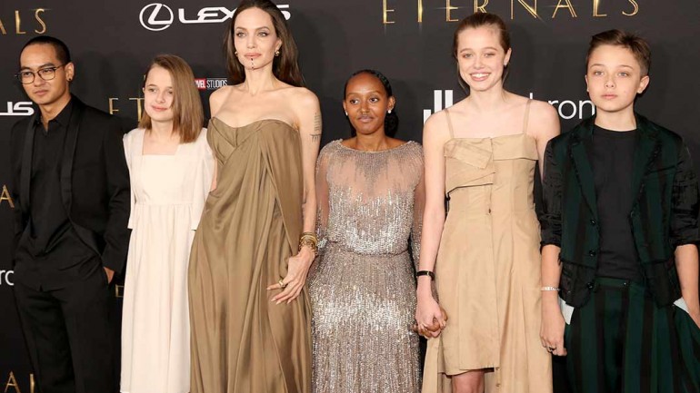 Angelina Jolie le presta a su hija Zahara el vestido que lució en los Oscar hace siete años