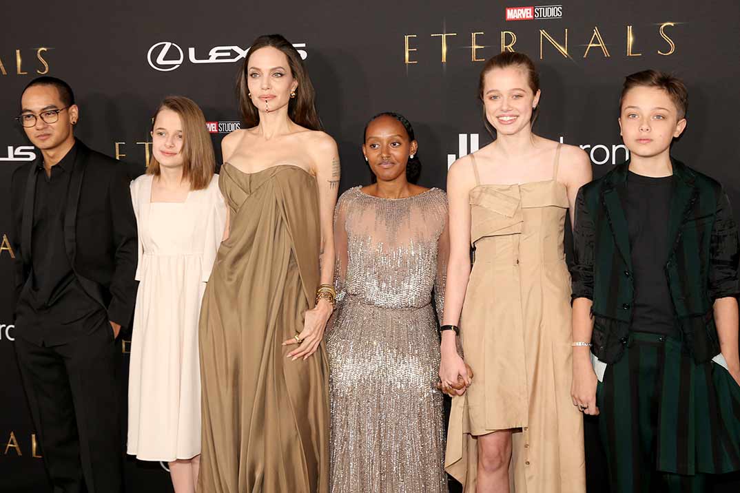 Angelina Jolie le presta a su hija Zahara el vestido que lució en los Oscar hace siete años