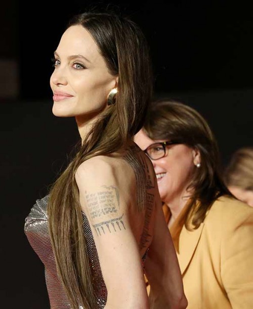 Angelina Jolie borra su tatuaje de Brad Pitt