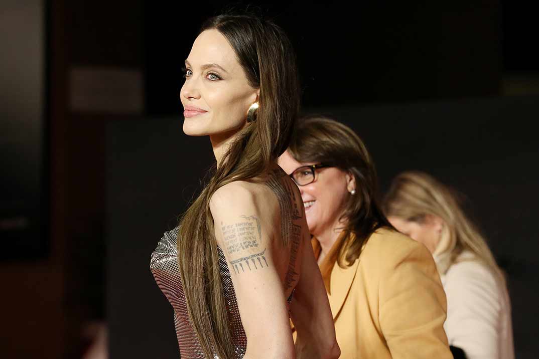 Angelina Jolie borra su tatuaje de Brad Pitt