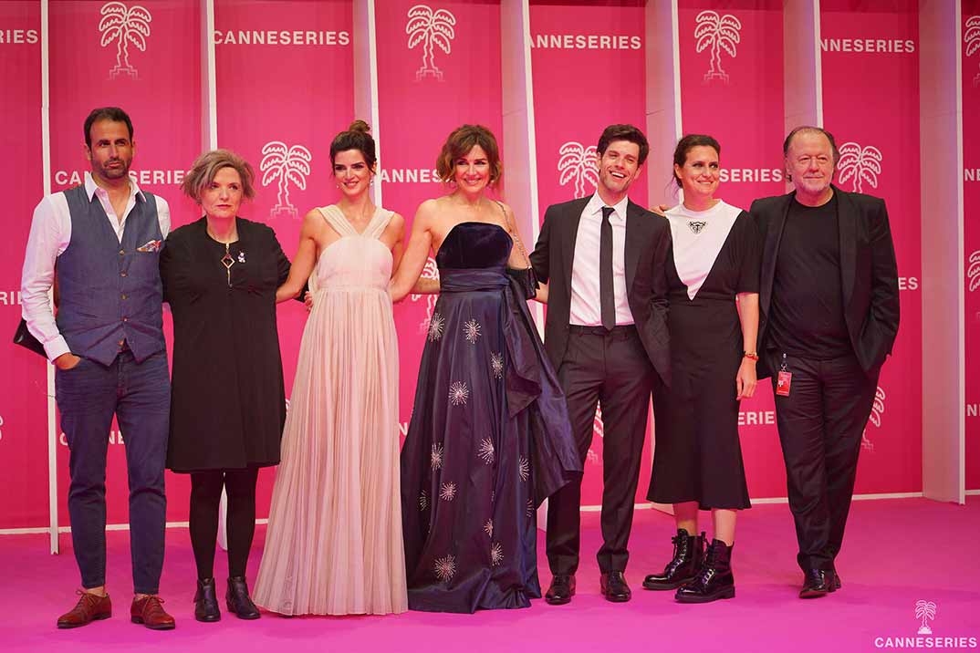 Clara Lago con sus compañeros de reparto ©Canneseries/ Juliette Osdoit