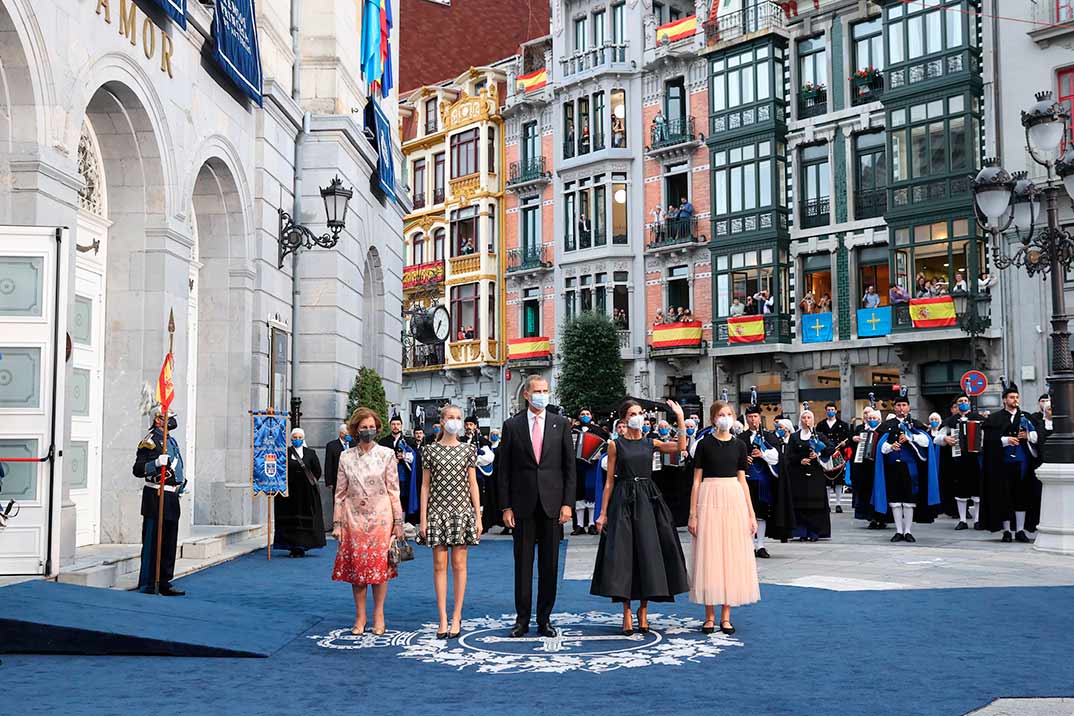 Reyes Felipe y Letizia con sus hijas Leonor y Sofía - Premios Princesa de Asturias 2021 © Casa S.M. El Rey