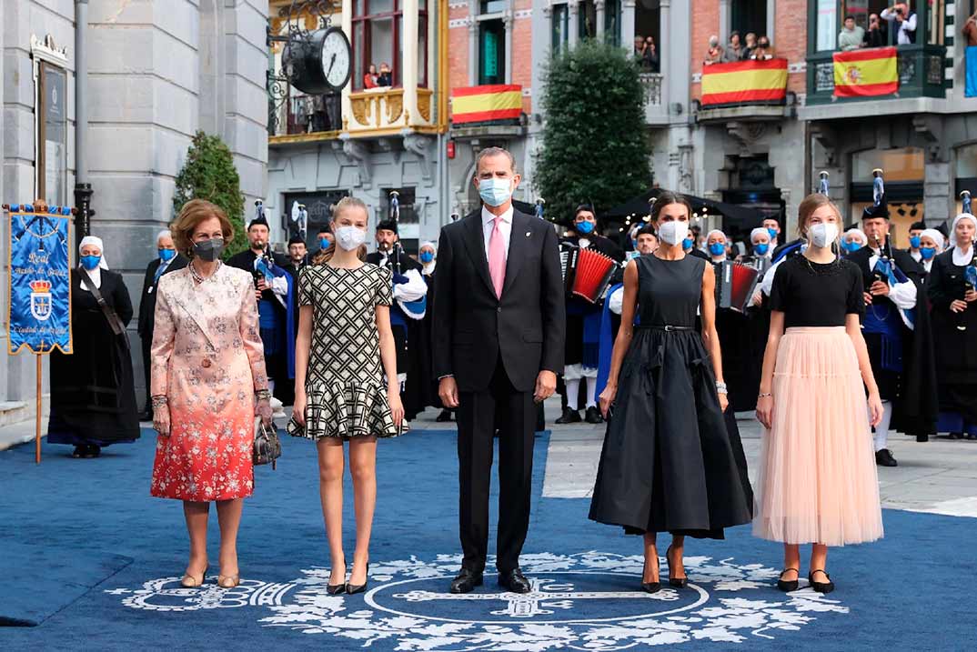 Reyes Felipe y Letizia con sus hijas Leonor y Sofía - Premios Princesa de Asturias 2021 © Casa S.M. El Rey