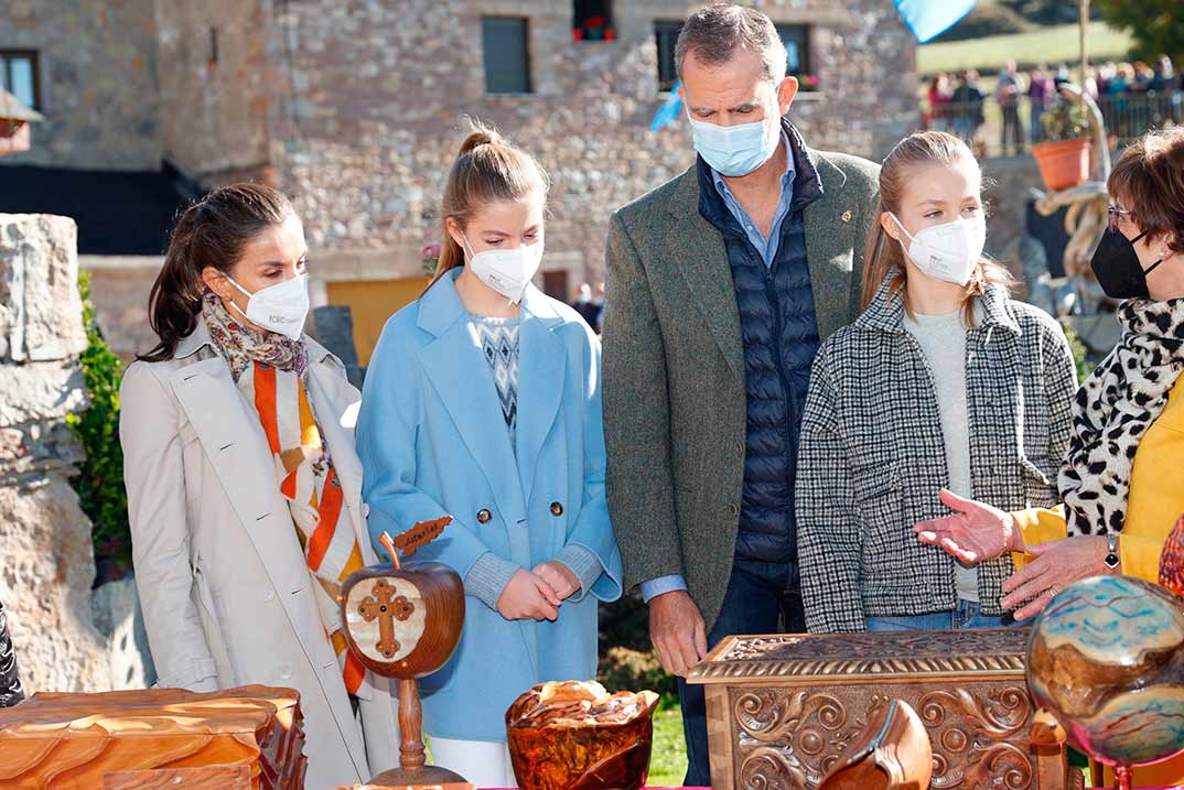 Reyes Felipe y Letizia con sus hijas Leonor y Sofía - Santa María del Puerto - Pueblo Ejemplar 2021 © Casa S.M. El Rey