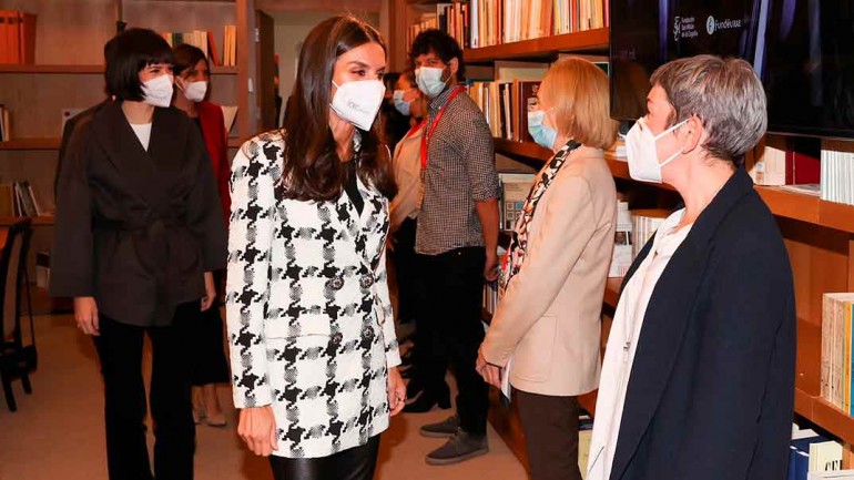 La apuesta ganadora de la reina Letizia: blazer de pata de gallo y leggins de cuero