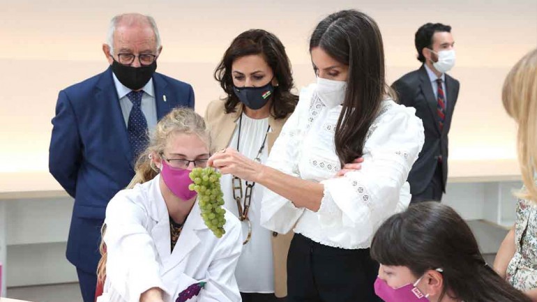 La blusa más romántica del otoño de la reina Letizia