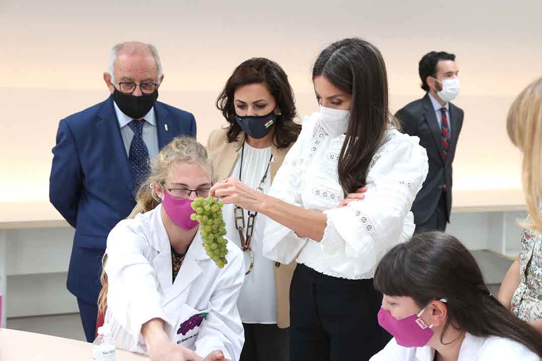 La blusa más romántica del otoño de la reina Letizia