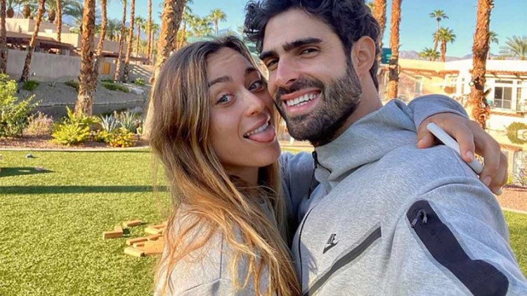 Paula Badosa celebra su victoria junto a su mayor admirador, Juan Betancourt