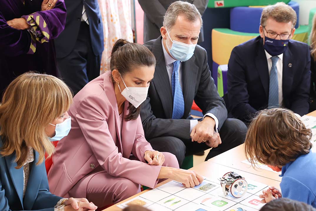 La reina Letizia se viste de rosa para entregar el Premio Escuela del Año 2020