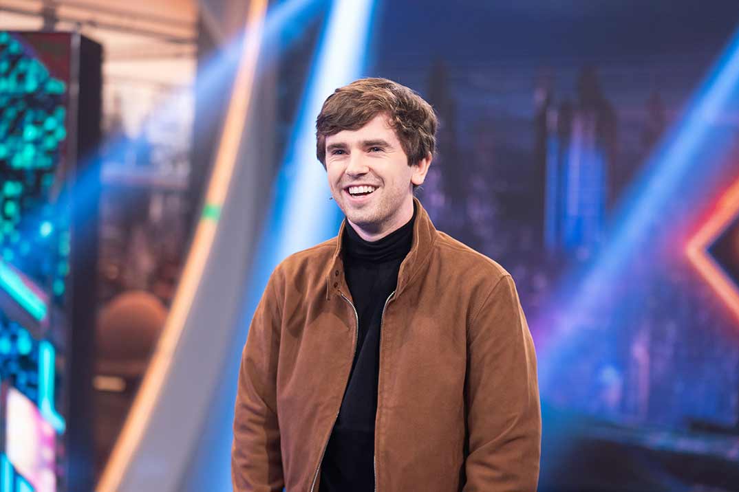 Freddie Highmore sorprende a Pablo Motos hablando en castellano