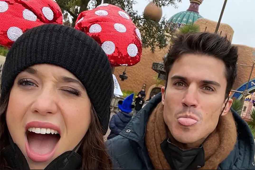 María Pedraza y Álex González, pasean su amor por Disneyland Paris