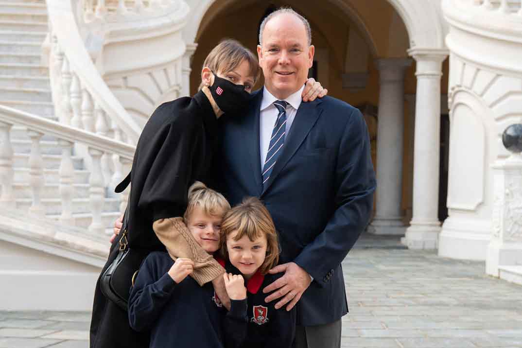 Princesa Charlene con el príncipe Alberto de Mónaco y sus hijos © Palais Princier Monaco