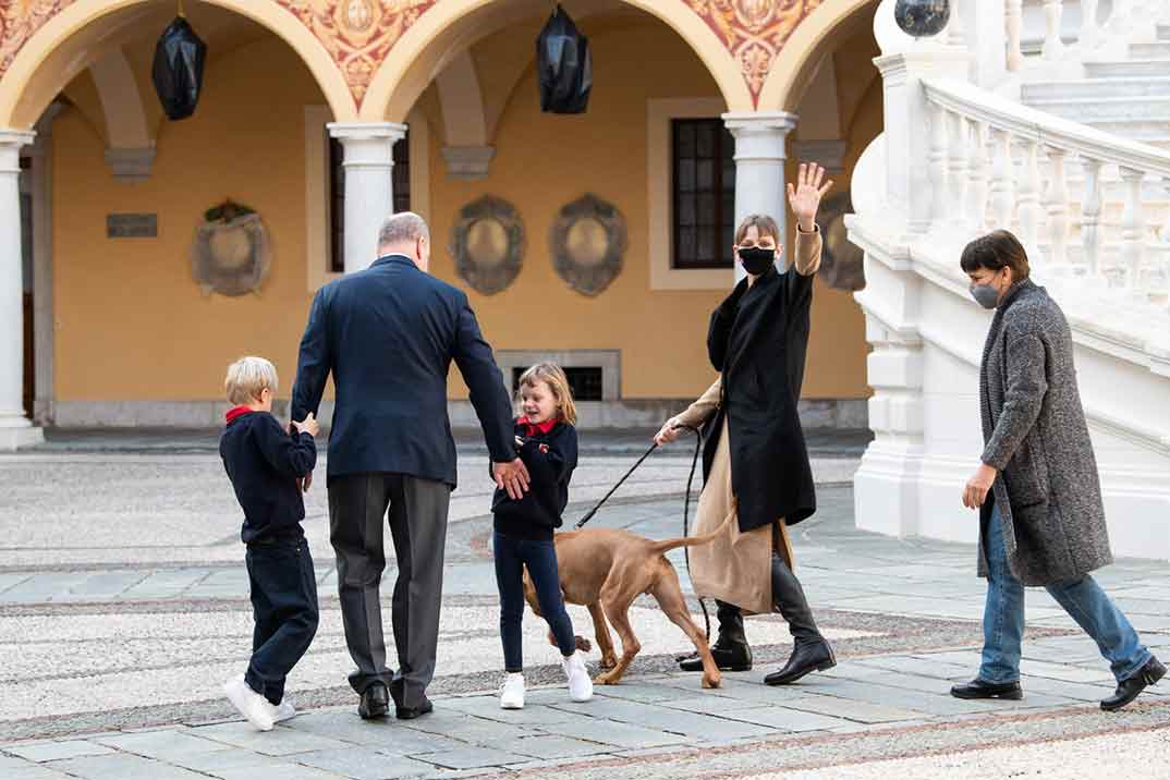 Princesa Charlene con el príncipe Alberto de Mónaco y sus hijos © Palais Princier Monaco