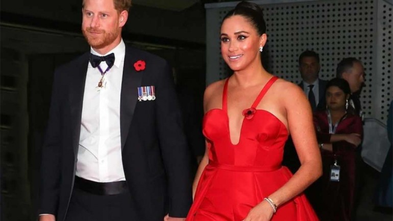 Meghan Markle regresa a la red carpet con un espectacular vestido rojo