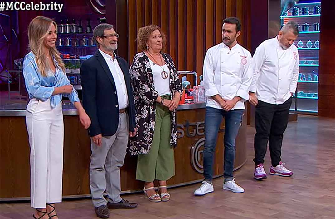 Juanma Castaño con sus padres y su novia, Helena Condis -MasterChef Celebrity © RTVE