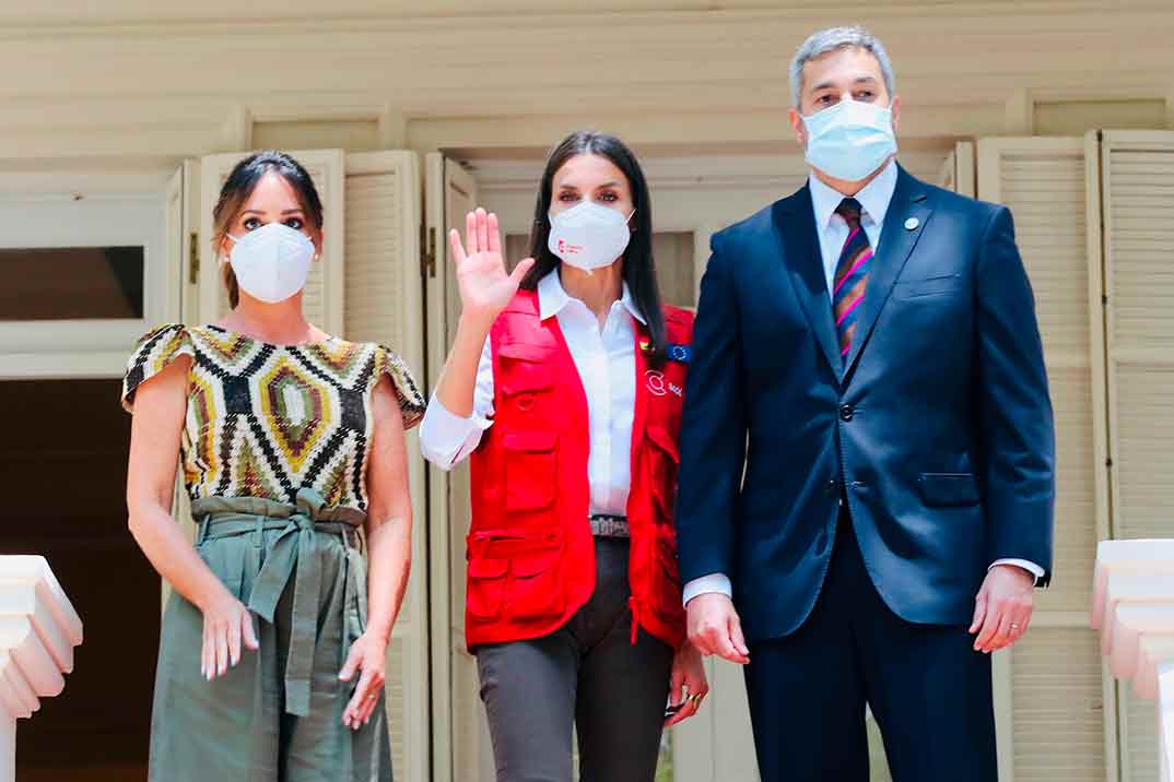 El chaleco de cooperante de la reina Letizia «cuestionado» y «criticado» en Paraguay