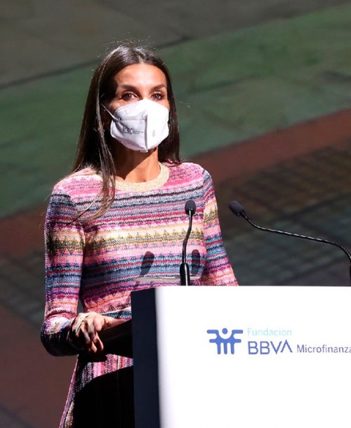 La reina Letizia sorprende con un nuevo vestido de punto étnico