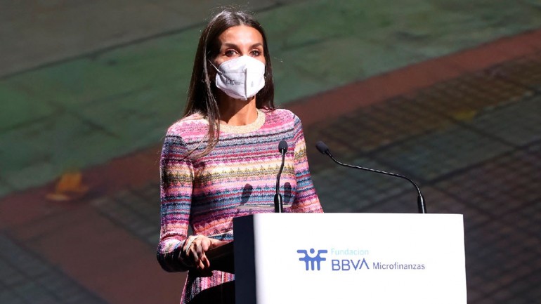 La reina Letizia sorprende con un nuevo vestido de punto étnico